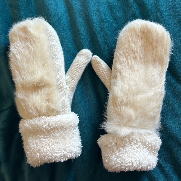 White Fuzzy Mittens - Picture 1 of 2